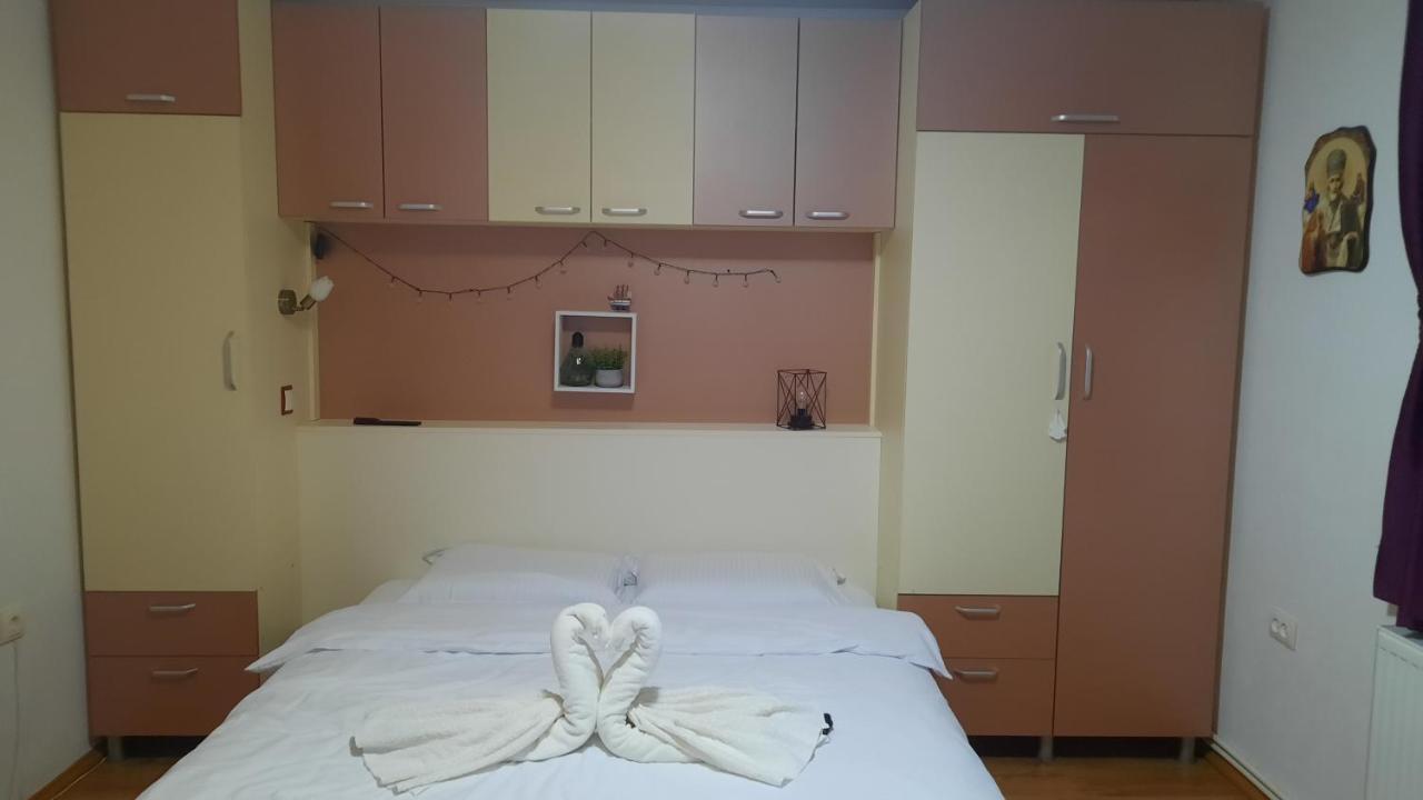 Casuta Din Deal Târgu Neamț Eksteriør billede